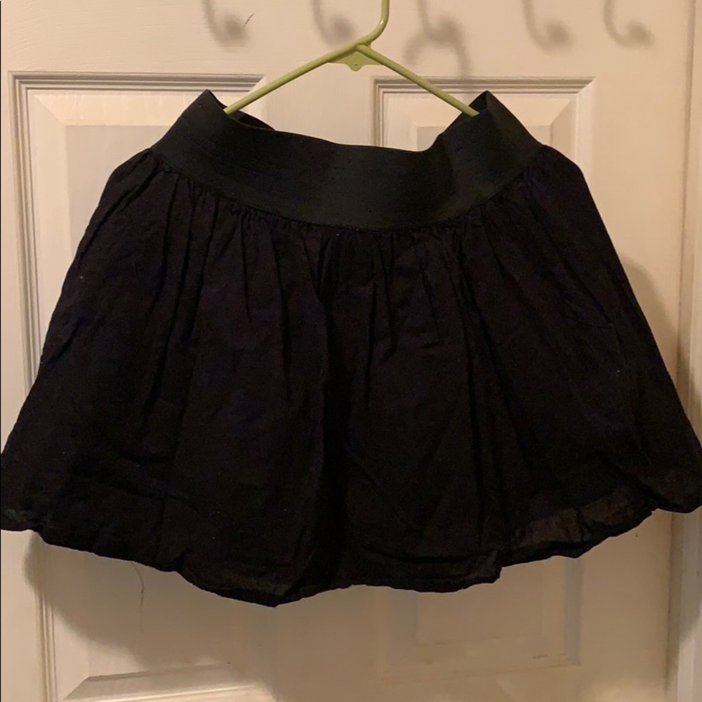 Skirt with pockets and zipper in back